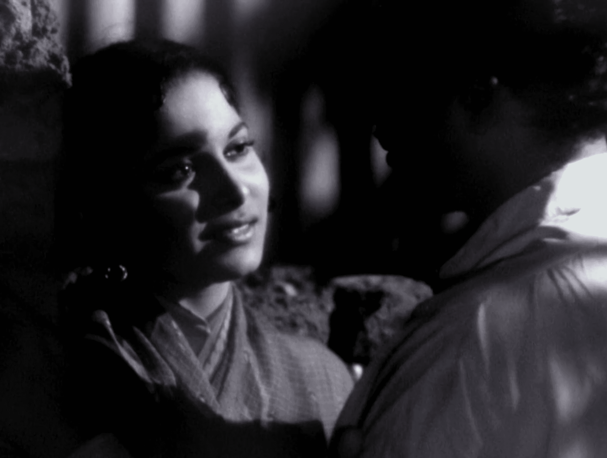 Vijay saving Gulabo from Police